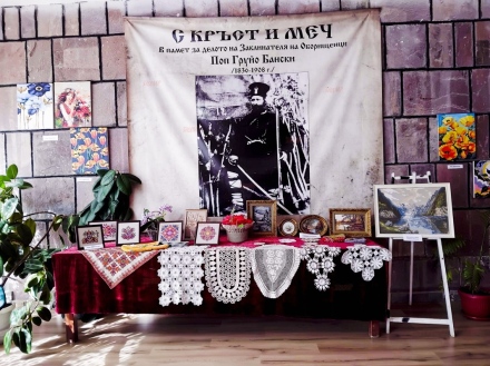 Сръчни ръце: Извадени от раклите плетива, бродерии, пейзажи и гоблени радват банци